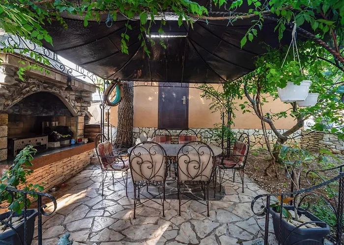 Stunning In Апартаменты Рованьска